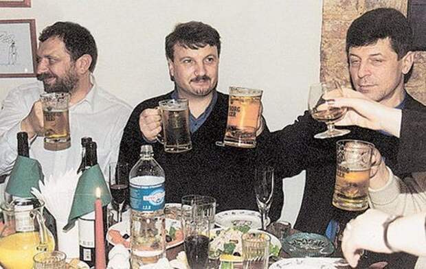 Российские политики Владислав Резник, Герман Греф и Дмитрий Козак мешают пиво с вином. Первоисточник всех проблем. 1990-е. известные, люди, фото