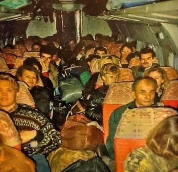 Чартерный рейс из Турции. Челноки везут товар в Россию. 1995 год Чартерный рейс из Турции. Челноки везут товар в Россию. 1995 год