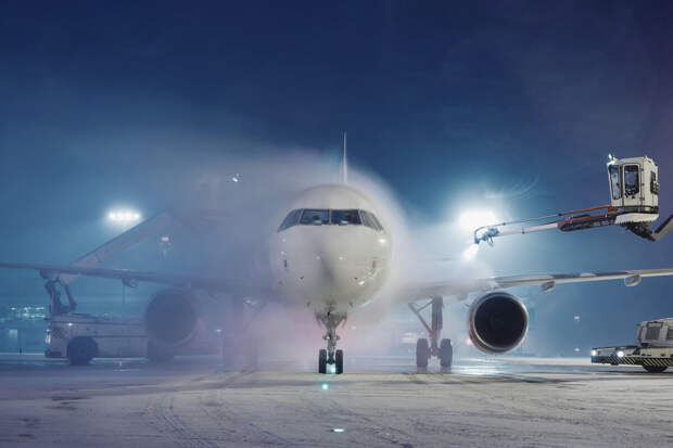 Самолет экстренно сел в Красноярске из-за обледенения клапана системы наддува
