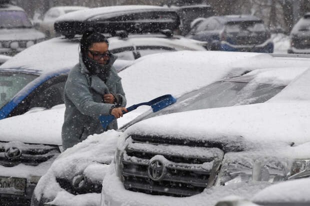 Автоэксперт Попов: отогреть заледеневшие стекла машины поможет незамерзайка