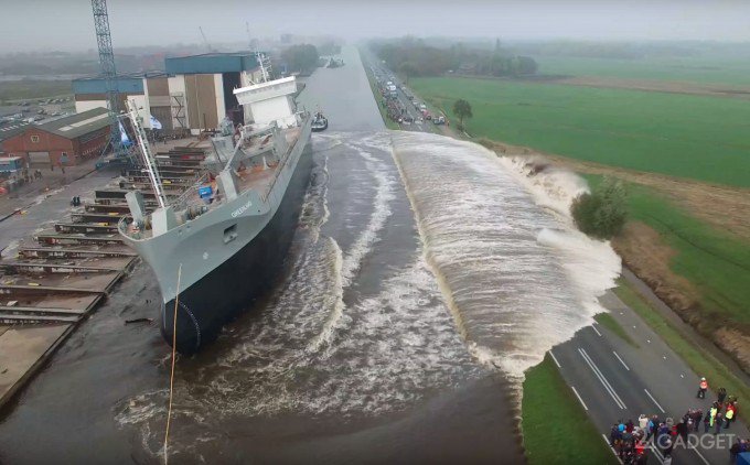 Зрелищный спуск корабля на воду и не только (2 видео) Зрелищный спуск корабля на воду и не только (2 видео)