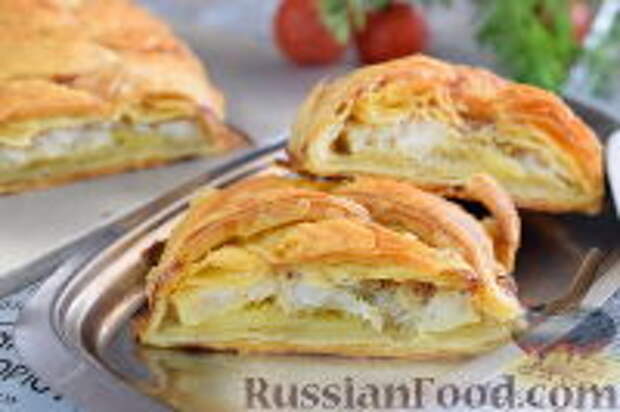 Фото к рецепту: Слоеный пирог с рыбой и картофелем