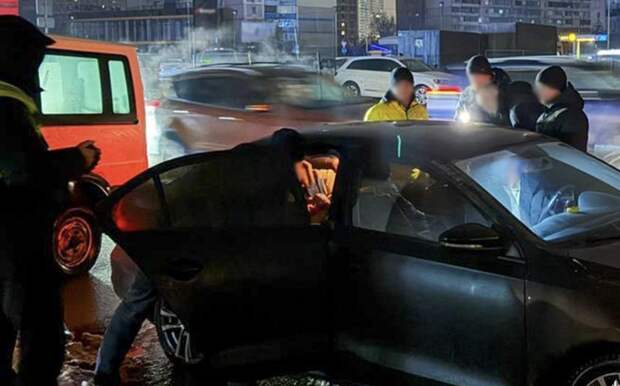 В Киеве раскрыли мошенника, обещавшего военным выезд за границу под видом футболистов