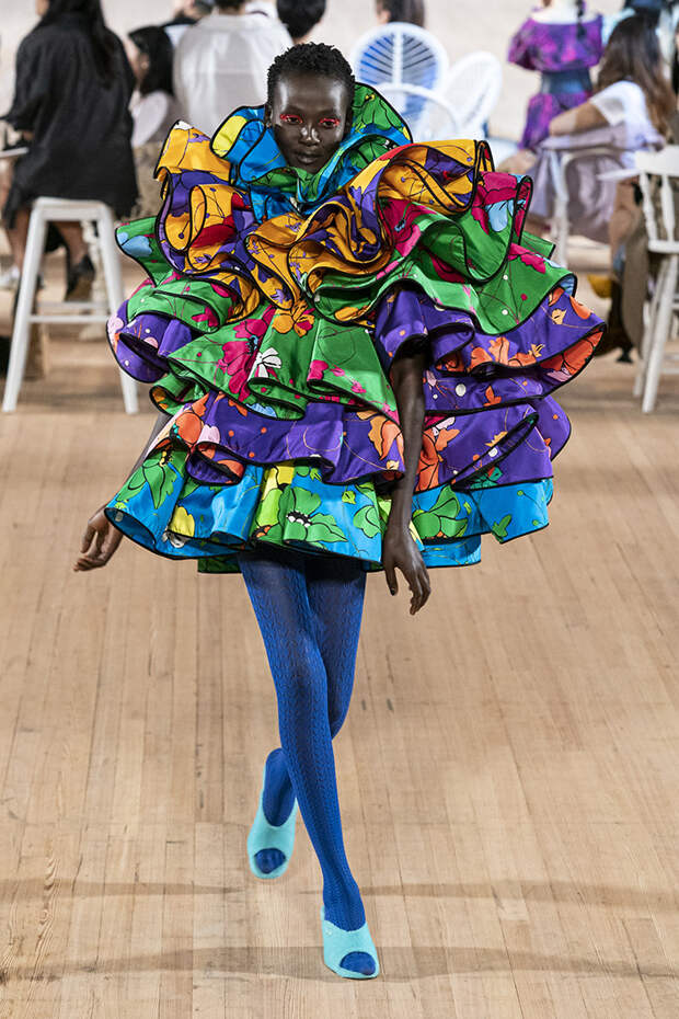 Мода снова превращается в веселый карнавал, когда доходит до показа Marc Jacobs