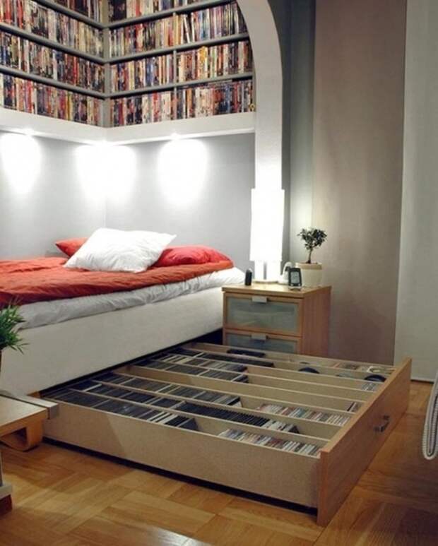 Кровать с выдвижным ящиком станет незаменимой частью спальной комнаты в минималистском стиле. 