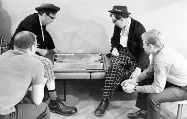 Актеры Московского государственного цирка Юрий Никулин и Михаил Шуйдин играют в нарды в перерыве между выступлениями. Актеры Московского государственного цирка Юрий Никулин и Михаил Шуйдин играют в нарды в перерыве между выступлениями