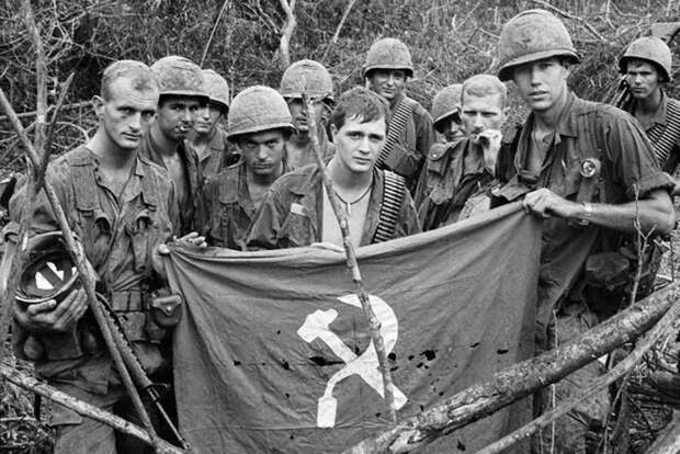 Солдаты 173–й воздушно–десантной бригады держат флаг Партии трудящихся Вьетнама история, события, фото