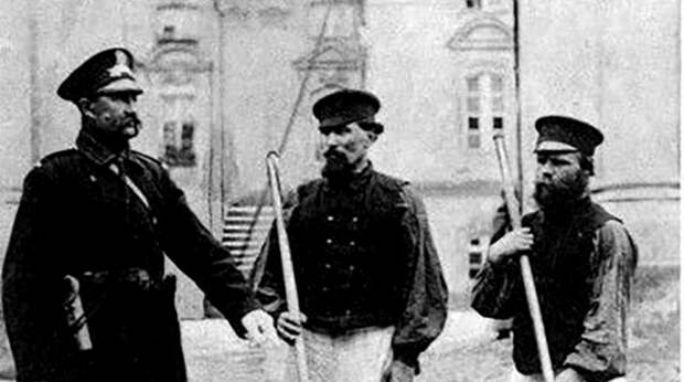 Дворники стали помощниками полиции. |Фото: ideputat.er.ru. Дворники стали помощниками полиции. |Фото: ideputat.er.ru.