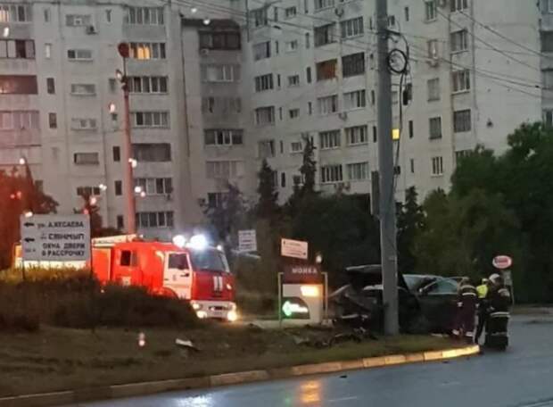 ДТП в Севастополе: водитель Audi влетел в столб (ФОТО)