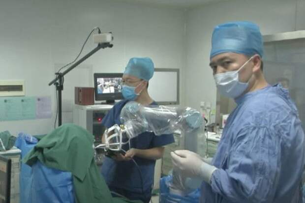 В Китае роботстоматолог впервые вставил зубы человеку