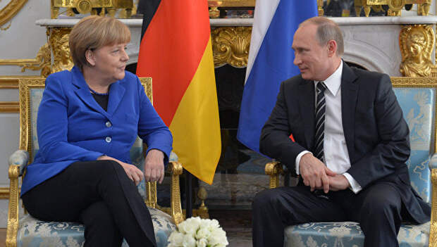 Президент России Владимир Путин и канцлер Федеративной Республики Германия Ангела Меркель во время встречи. Архивное фото