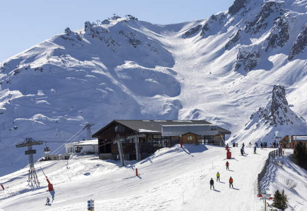 Отдыхавшие в Куршевеле россияне потратили на катание и брендовые вещи 106 миллионов рублей