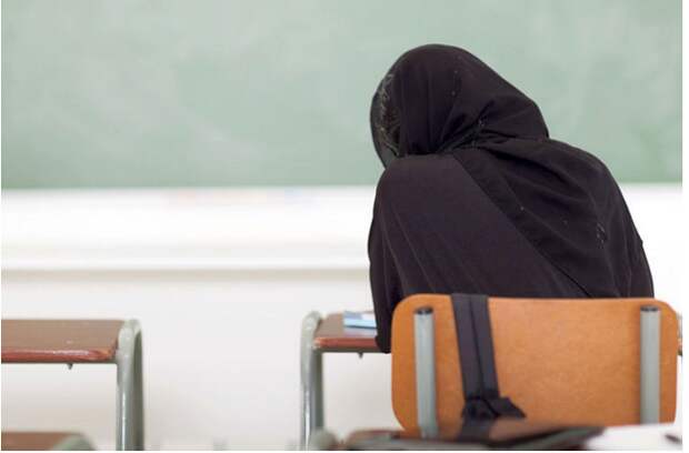 Студентка-мусульманка хотела натравить диаспору на педагога, но получила по заслугам. Хиджаб был отед неспроста