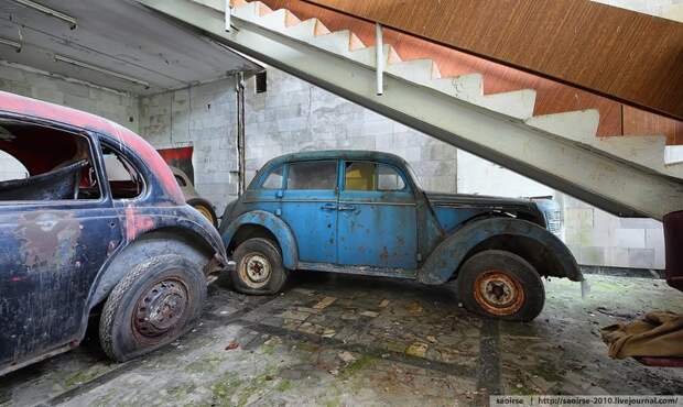 Под лестницей спрятался Москвич 400-401 выпускавшийся на ныне покойном заводе АЗЛК (тогда он назывался МЗМА - Московский завод малолитражных автомобилей) СССР, авто, лагерь, ретро, ретро авто