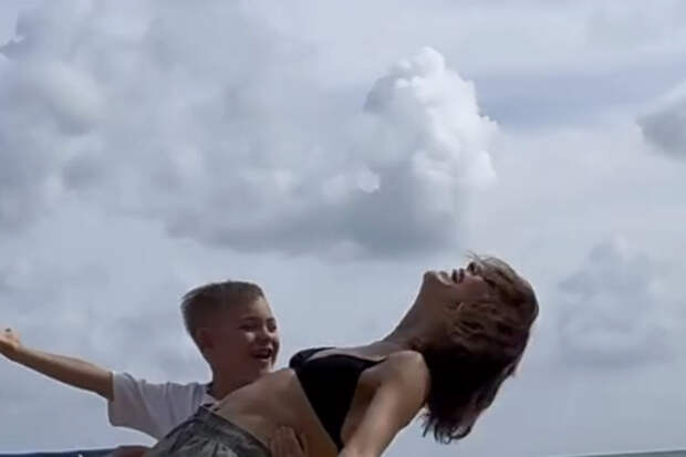 Актриса Елена Подкаминская поделилась редкими кадрами с сыном