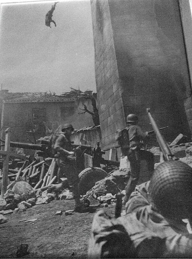 Итальянский снайпер падает со своей боевой позиции. 1944 год.
