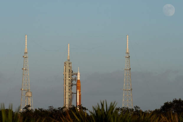 На запущенном к Луне американском корабле возникли проблемы со связью и туалетом