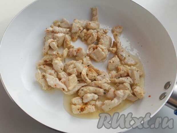 Куриное филе порезать небольшими кусочками, посолить, посыпать специями, обжарить на растительном масле в течение 5-7 минут на среднем огне.