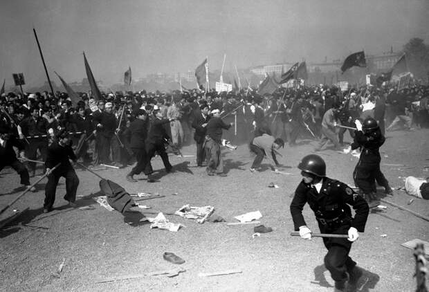 Первомайские беспорядки в центре Токио, 1 мая 1952 года. Камни, слезоточивый газ, все как полагается
