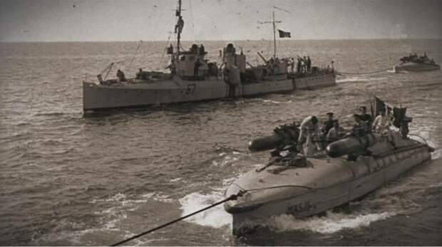 Торпедные катер на буксире миноносцев