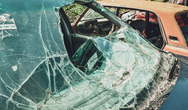 Житель Карелии разбил дорогую иномарку соседа из-за замечаний