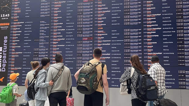 С начала субботы в России закрыты более десяти аэропортов