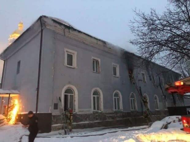 В Киеве загорелась Киево-Печерская лавра: фото и видео с места событий