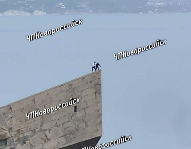 В Новороссийске ищут пару, поднявшуюся на военный мемориал