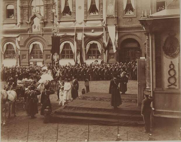 1912. Посещение императором Николаем II с семьёй Иверской часовни.jpg