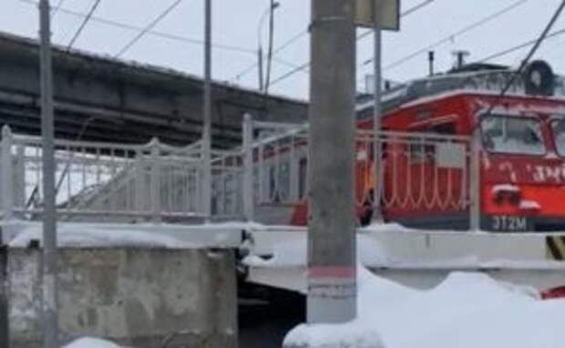 Железную дорогу парализовало: история столкновения женщины с электричкой
