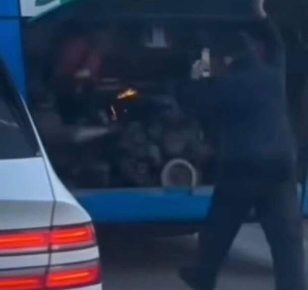 «Огненный рейс»: водитель автобуса во Владивостоке потушил пожар — и поехал дальше как ни в чём не бывало