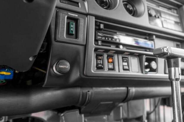 Модифицированный Toyota Land Cruiser 1988 с сиденьями от BMW 5-й серии