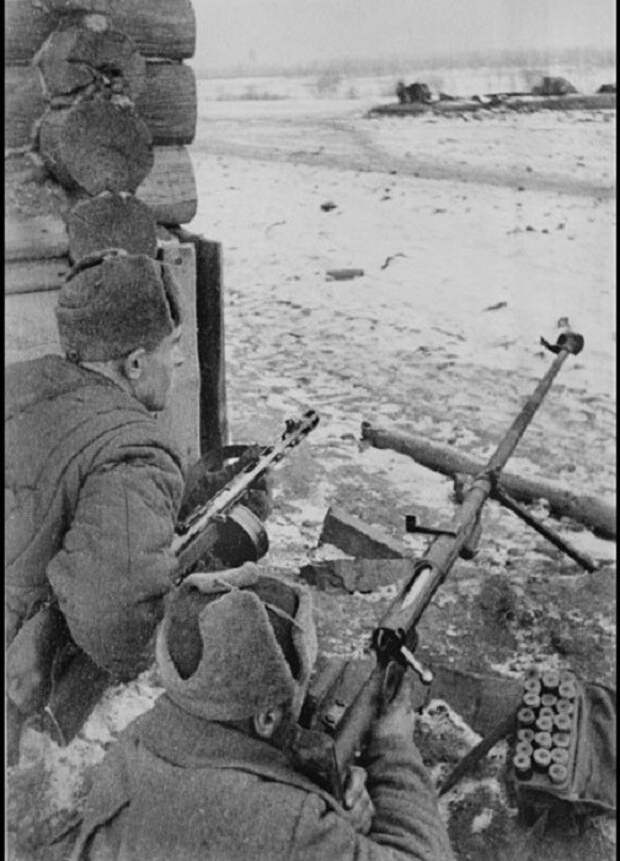 Стрелок Тульского рабочего батальона с бронебойным орудием. Велика Отечественная война, вов, война