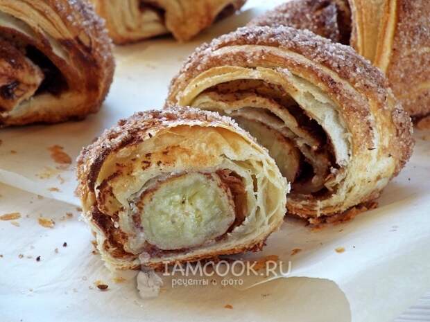 Разлом булочек с бананом и шоколадом