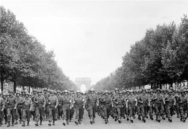 Американцы на параде в Париже 28-29 августа 1944 года.