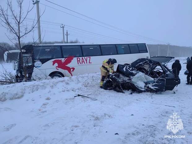 Опубликованы фото с места смертельной аварии с автобусом под Алексином