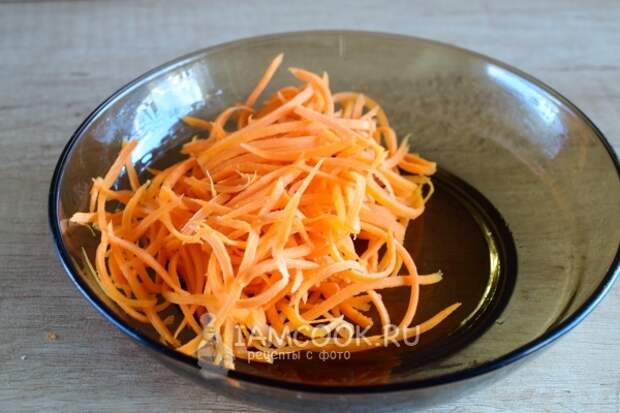 Положить морковь в тарелку