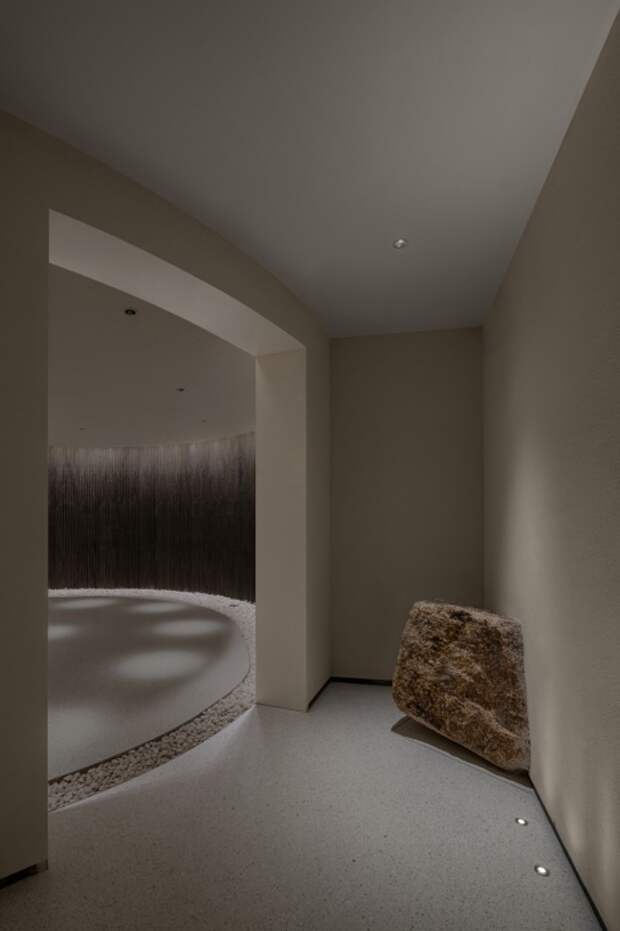 Узкий длинный коридор приведет в круглый зал (Water Drop Library, Китай). | Фото: baraynews.com. Узкий длинный коридор приведет в круглый зал (Water Drop Library, Китай). | Фото: baraynews.com.