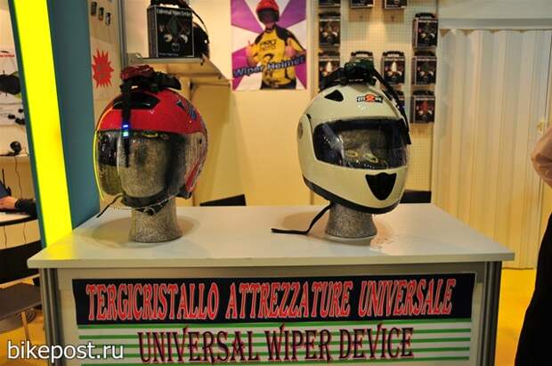 Универсальный стеклоочиститель визора шлема