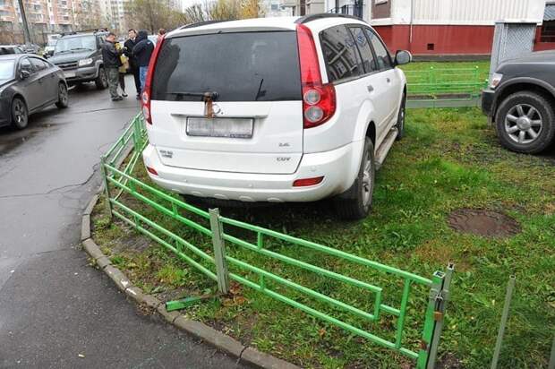 Начнем. Мне так удобно и плевать на ваши газоны автомир, мне так удобно, олени, парковка, плевать на всех