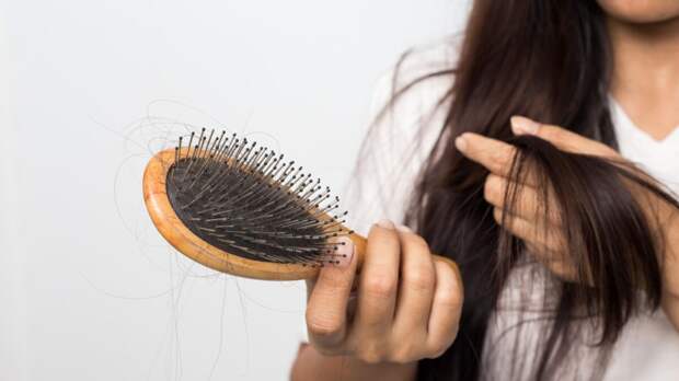Учёный рассказал, по какой причине могут выпадать волосы