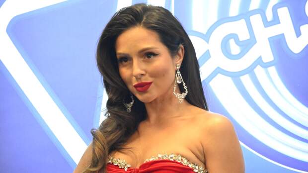 Певица Нюша снялась в комбинезоне в спортзале