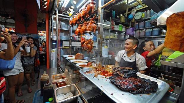 Палатка с едой Hong Kong Soya Sauce Chicken Rice and Noodle стала вторым в мире фастфудом, удостоенным звезды Michelin. Хозяин палатки Чан Хон Мен.