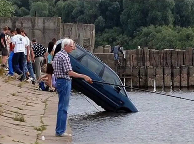 Ехал, ехал, и вдруг решил немного порыбачить. аварии, автомобили, водители, прикол, юмор