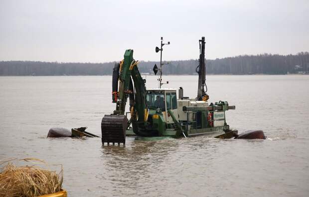 В Тверской области расчищают акваторию Иваньковского водохранилища