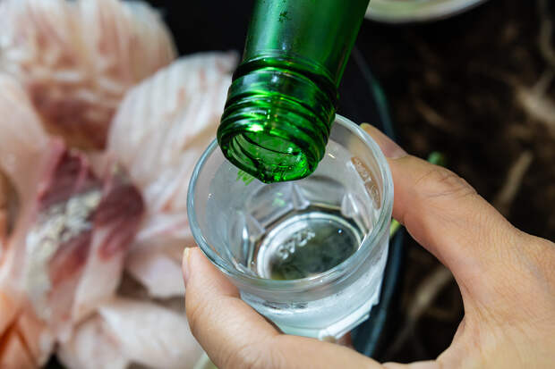 Нарколог перечислил неэффективные способы бросить пить