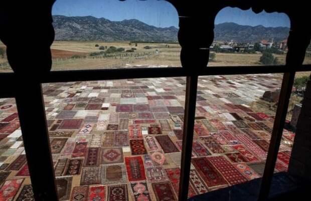 Тысячи ковров ручной работы выгорают под солнцем на поле в Турции