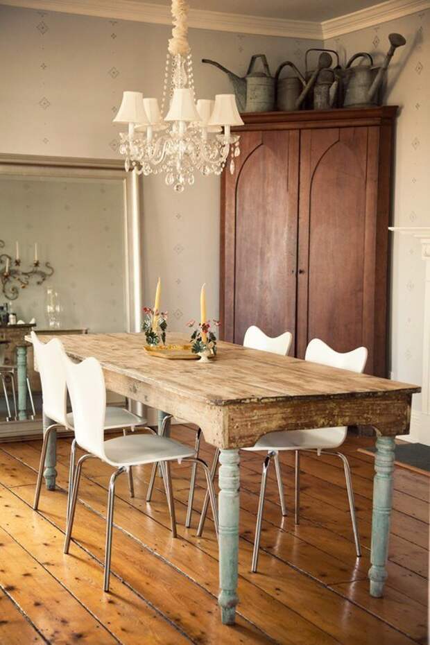 Стол прямоугольной формы может поместиться даже в небольшой кухне или гостиной