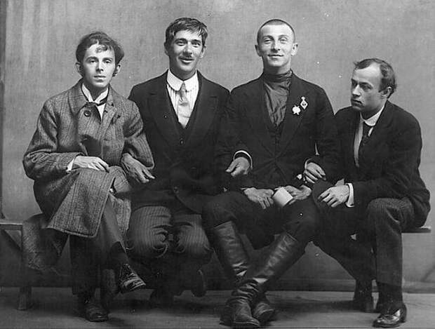 Осип Мандельштам, Корней Чуковский, Бенедикт Лившиц и Юрий Аненков. 1914 год Осип Мандельштам, Корней Чуковский, Бенедикт Лившиц и Юрий Аненков. 1914 год