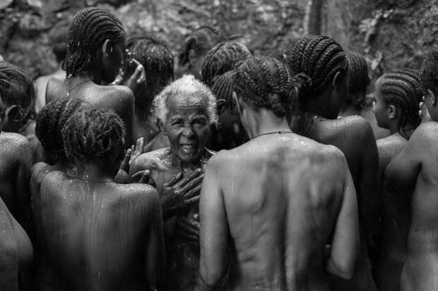 Фотографии массового экзорцизма в Эфиопии. Фотограф Роберт Уоддингем 8